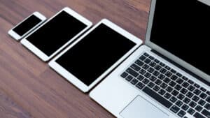 Comparaison entre tablette tactile et ordinateur portable : quel équipement fournir à ses collaborateurs ?